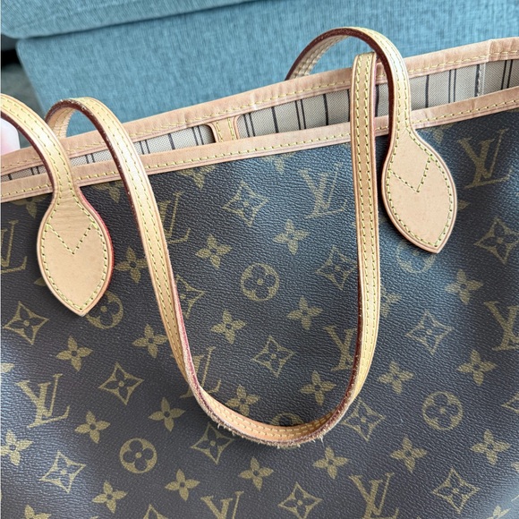 Louis Vuitton Neverfull MM Monogram Beige Interior - Picture 5 of 16